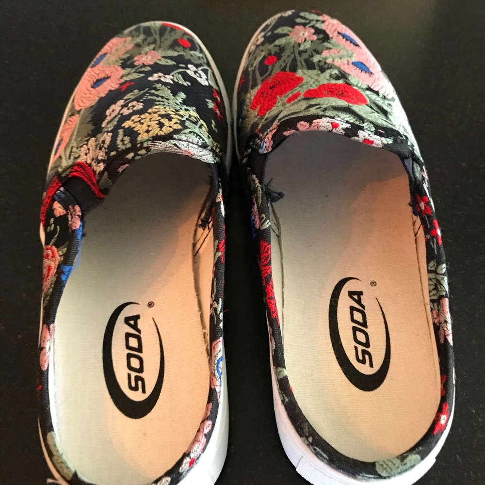 🛍🎏🎋HOST PICK🎊Slip on Asian print tennis shoes - Picture 3 of 5